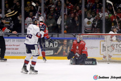 26.12.2024 , Hannover Indians , Eishockey,  Oberliga , Saison 2024-25 , Foto: Florian PetrowHannover Indians -Hamm (Teddy Toss):2:2 Timo Herde geschlagen