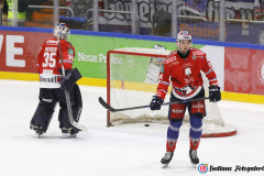 26.12.2024 , Hannover Indians , Eishockey,  Oberliga , Saison 2024-25 , Foto: Florian PetrowHannover Indians -Hamm (Teddy Toss):2:3 Timo Herden geschlagen