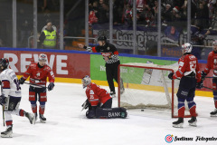 26.12.2024 , Hannover Indians , Eishockey,  Oberliga , Saison 2024-25 , Foto: Florian PetrowHannover Indians -Hamm (Teddy Toss):2:3 Timo Herden geschlagen